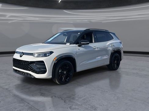 Certified 2025 Volkswagen Tiguan SE R-Line AWD/4WD image 3