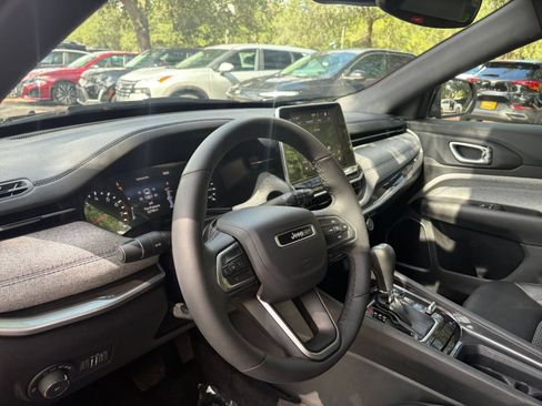 Used 2025 Jeep Compass Latitude AWD/4WD image 33