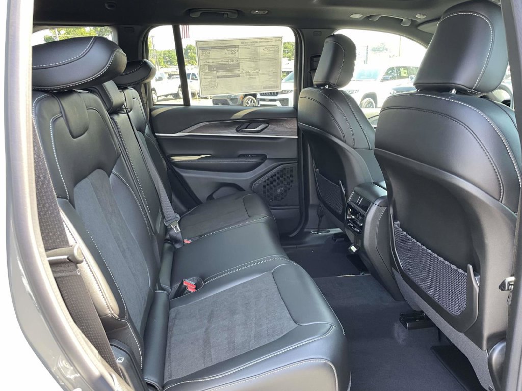 New 2027 Jeep Grand Cherokee Altitude AWD/4WD image 18