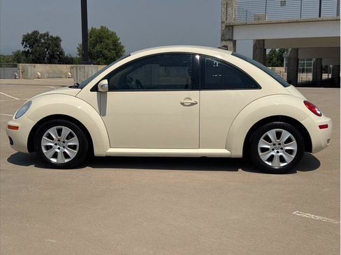 Used 2010 Volkswagen Beetle Final Edition FWD image 4