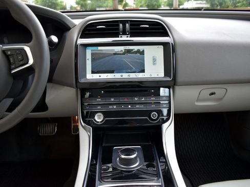 Used 2019 Jaguar XE Prestige image 18