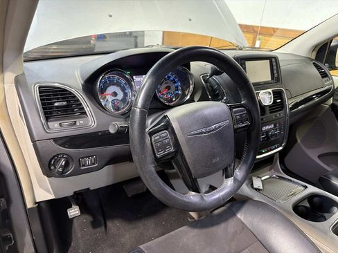 Used 2014 Chrysler Town & Country Touring-L FWD image 17