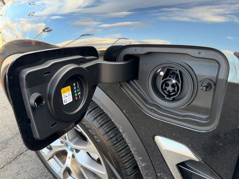 Used 2025 BMW X5 xDrive50e image 17