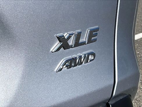 Used 2020 Toyota RAV4 XLE Premium image 9