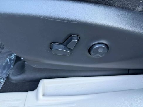 Used 2023 Chrysler Pacifica Touring-L FWD image 30