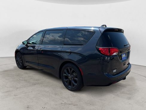 Used 2019 Chrysler Pacifica Touring Plus FWD image 4