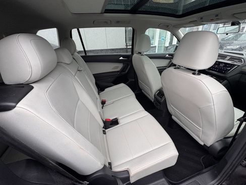 Used 2018 Volkswagen Tiguan SE w/ Panoramic Sunroof Package image 16
