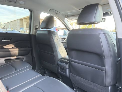Used 2025 Nissan Pathfinder SL FWD image 19