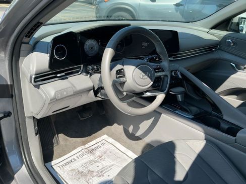 Used 2025 Hyundai Elantra SEL FWD image 4