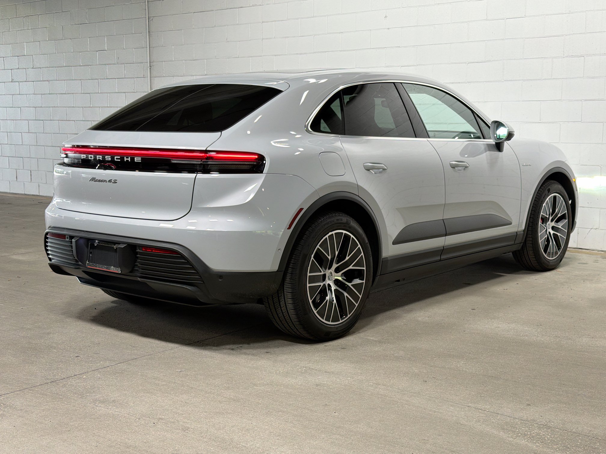 Certified 2026 Porsche Macan 4S Electric AWD/4WD image 7