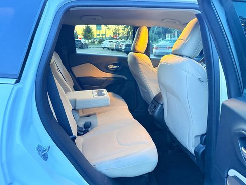 Used 2016 Jeep Cherokee Latitude w/ Cold Weather Group FWD image 17