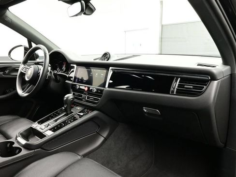 Certified 2025 Porsche Macan AWD/4WD image 19