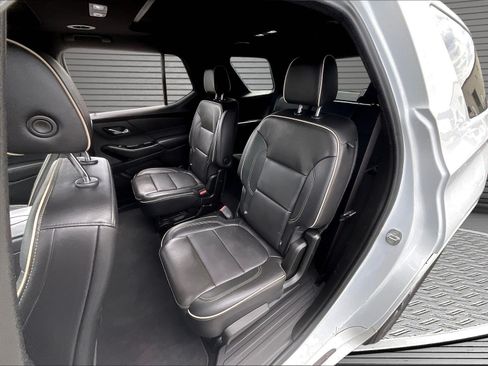 Used 2023 Chevrolet Traverse Premier FWD image 21