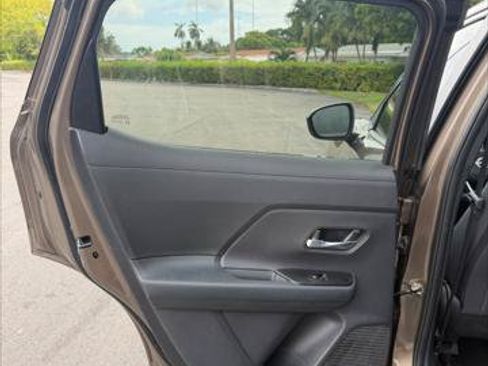 Used 2025 Nissan Kicks SV AWD/4WD image 19