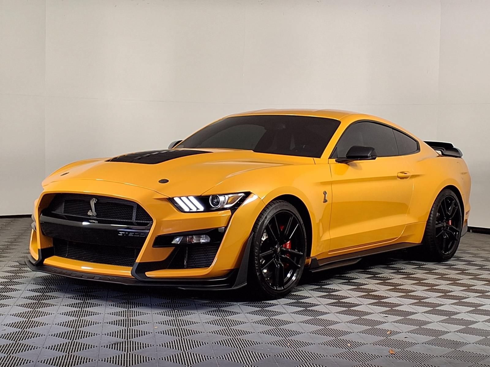 Used 2022 Ford Mustang Shelby GT500 w/ Technology Package RWD image 3