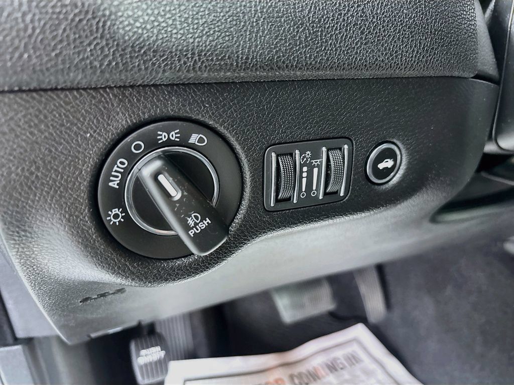 Used 2019 Chrysler 300 C w/ Sun, Sound & Nav Package RWD image 10