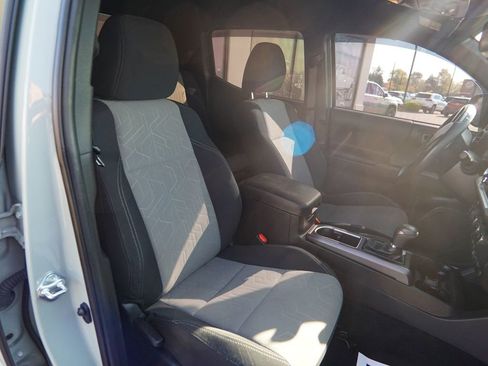 Used 2022 Toyota Tacoma TRD Off-Road image 28