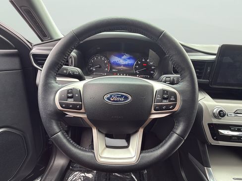 Used 2024 Ford Explorer XLT w/ Equipment Group 202A AWD/4WD image 22