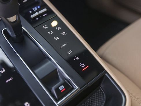 Used 2025 Porsche Macan image 27