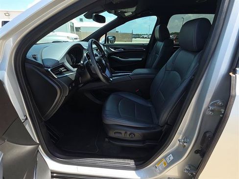 Used 2022 Buick Enclave Essence w/ Sport Touring Edition FWD image 11