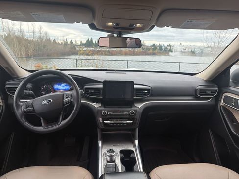 Used 2020 Ford Explorer XLT w/ Equipment Group 202A image 8