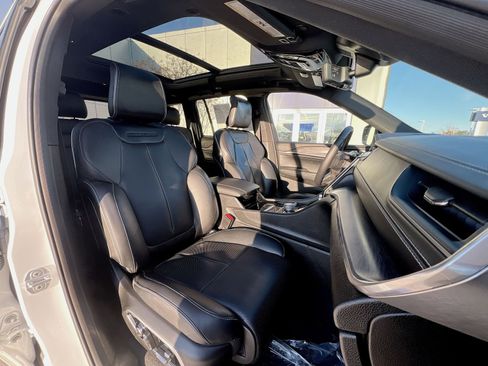 Used 2022 Jeep Grand Cherokee Overland w/ Advanced Protech Group III image 26