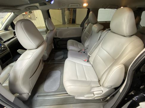 Used 2020 Toyota Sienna XLE w/ XLE Navigation Package image 24