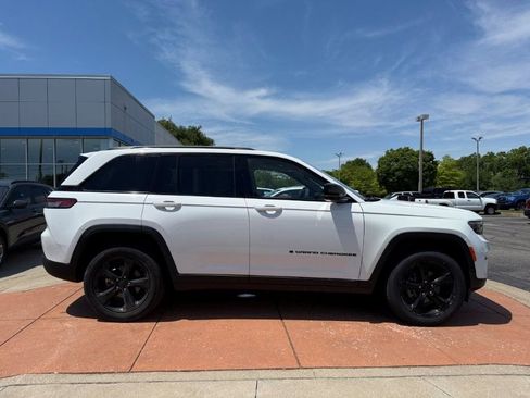 Used 2023 Jeep Grand Cherokee Altitude AWD/4WD image 6