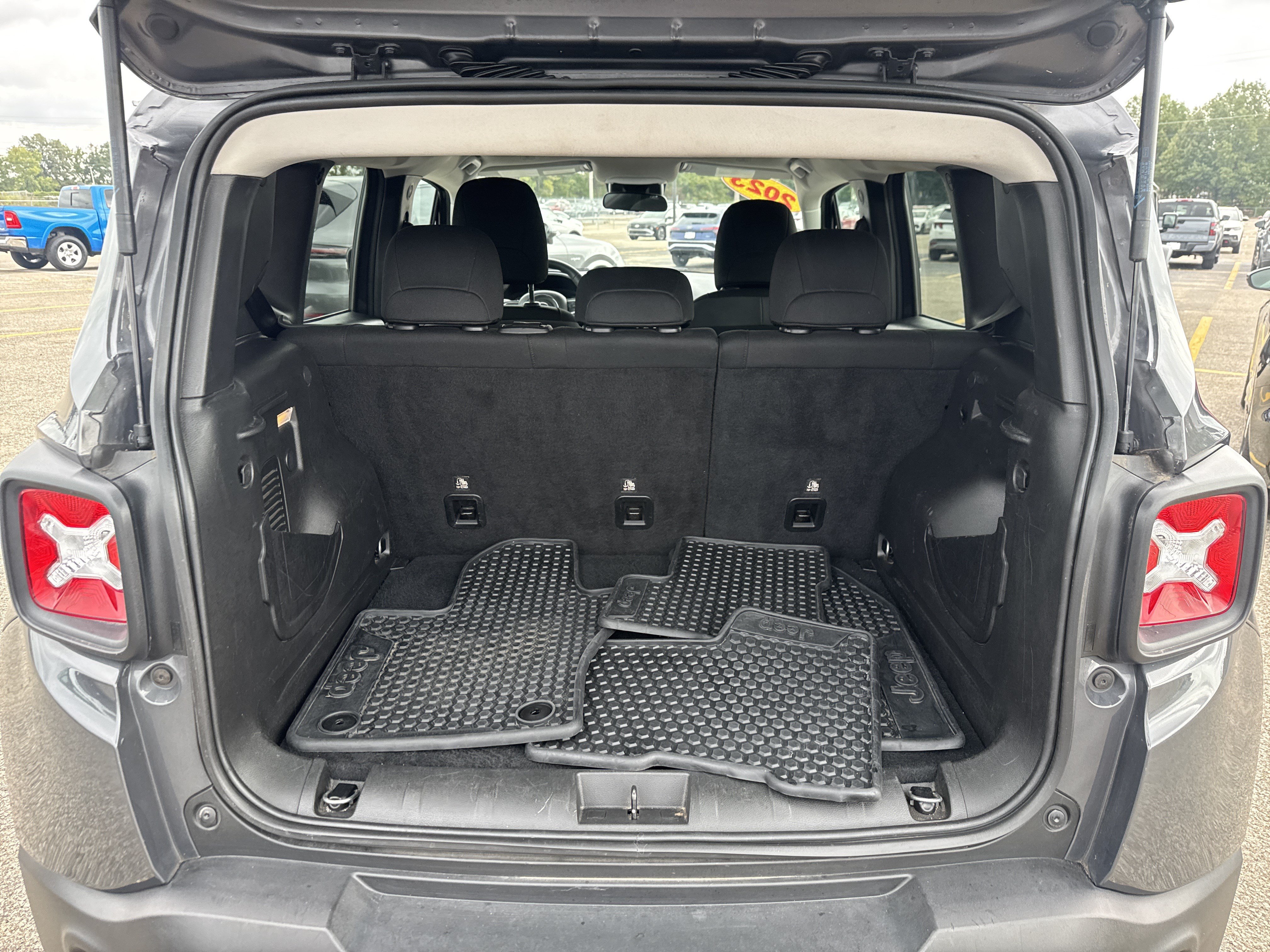Used 2023 Jeep Renegade Altitude AWD/4WD image 11