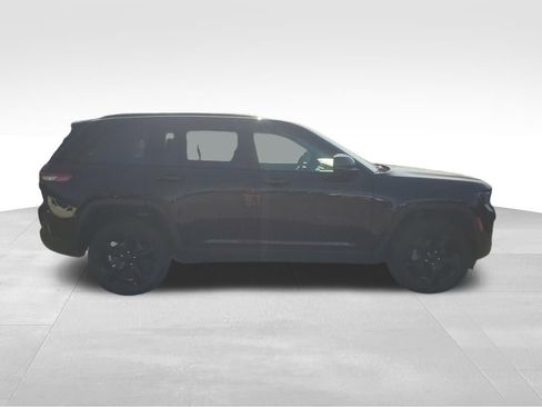 Used 2023 Jeep Grand Cherokee Limited w/ Luxury Tech Group II AWD/4WD image 6