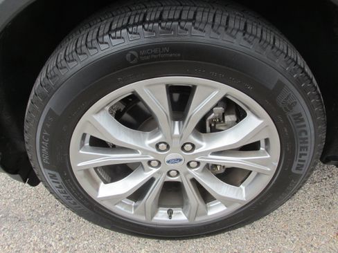 Used 2023 Ford Explorer XLT w/ Equipment Group 202A AWD/4WD image 13