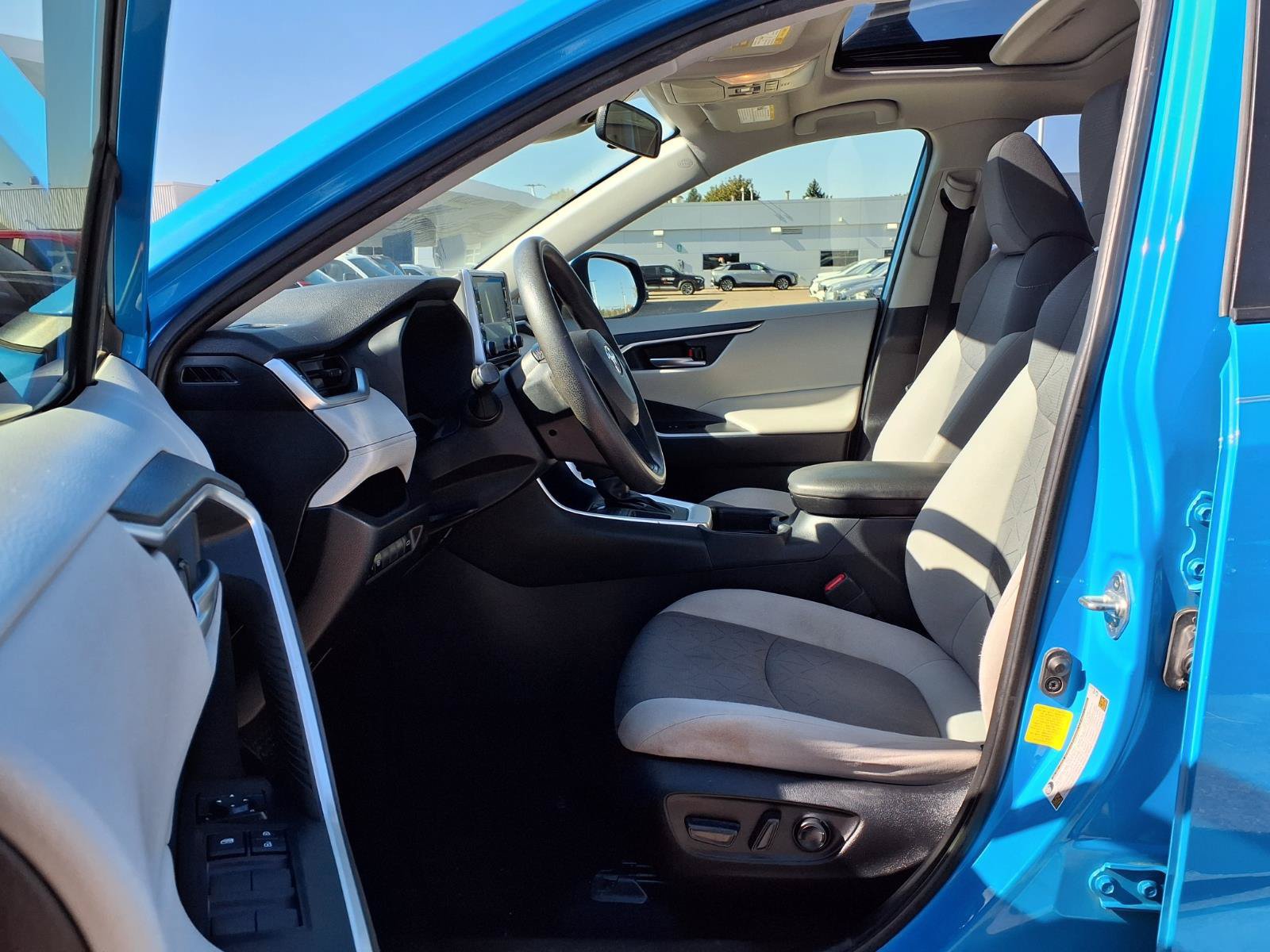 Used 2020 Toyota RAV4 XLE w/ Convenience Package FWD image 17