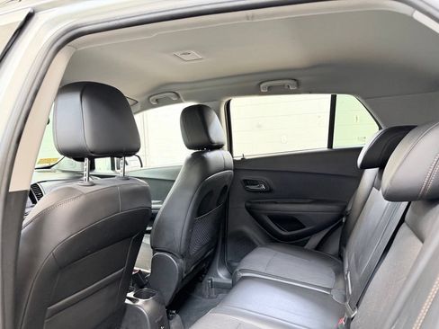 Used 2020 Chevrolet Trax LT w/ LT Convenience Package FWD image 17