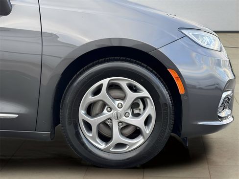 Used 2022 Chrysler Pacifica Limited image 47
