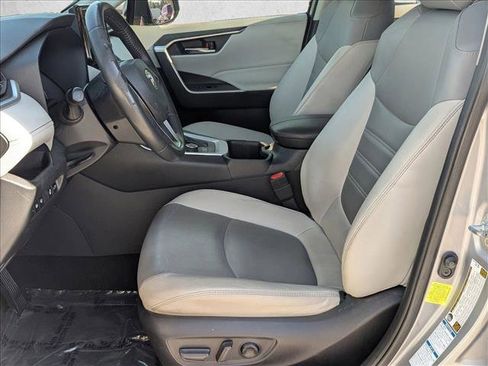 Used 2022 Toyota RAV4 XLE Premium image 17