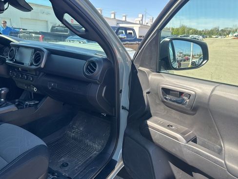 Used 2023 Toyota Tacoma TRD Sport image 13