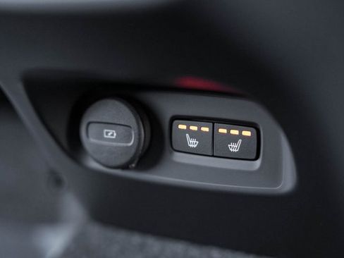 Certified 2025 Volvo XC40 B5 Ultra w/ Climate Package image 35