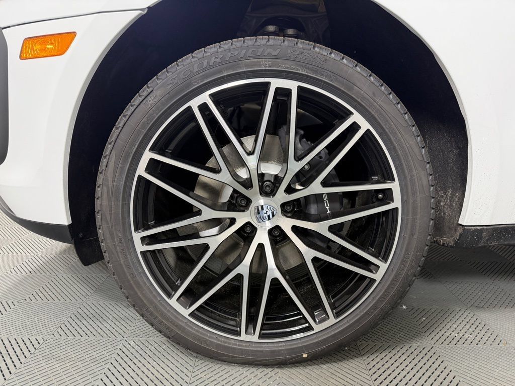 Certified 2026 Porsche Macan AWD/4WD image 11