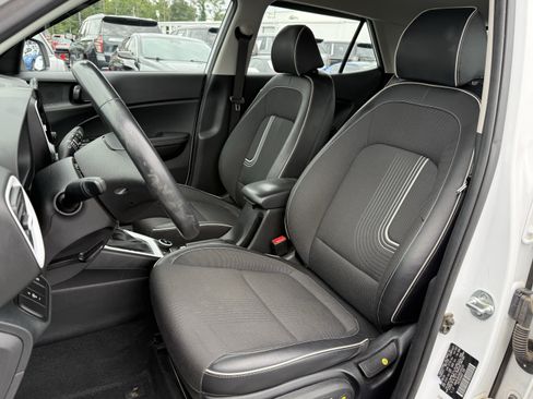 Used 2024 Hyundai Venue Limited FWD image 16