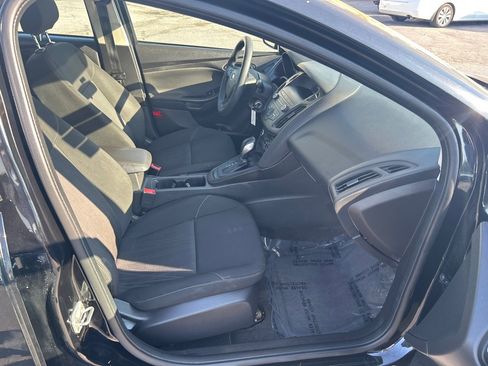 Used 2018 Ford Focus SE w/ SE Appearance Package FWD image 12