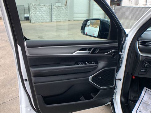 Used 2025 Jeep Wagoneer 4WD image 11