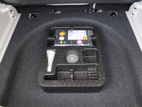 Used 2018 Jeep Compass Latitude w/ Cold Weather Group AWD/4WD image 27