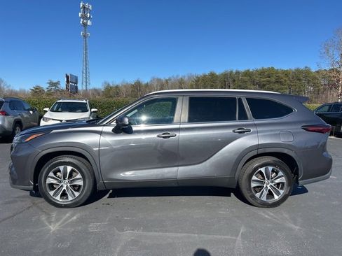 Used 2024 Toyota Highlander XLE image 10