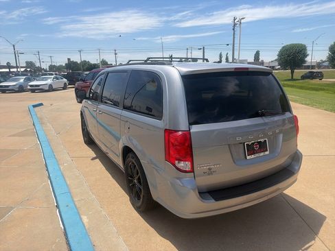 Used 2020 Dodge Grand Caravan SE FWD image 5
