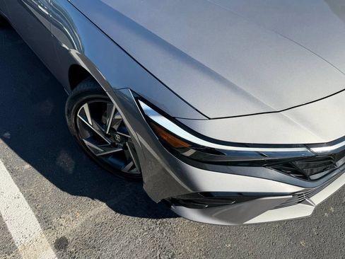 Used 2025 Hyundai Elantra SEL FWD image 2