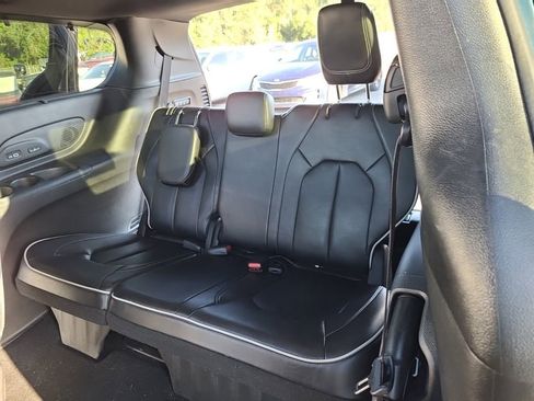 Used 2023 Chrysler Pacifica Limited w/ Uconnect Theater Family Group FWD image 8