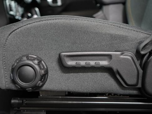 Used 2025 Jeep Wrangler Unlimited Sahara w/ Safety Group AWD/4WD image 13