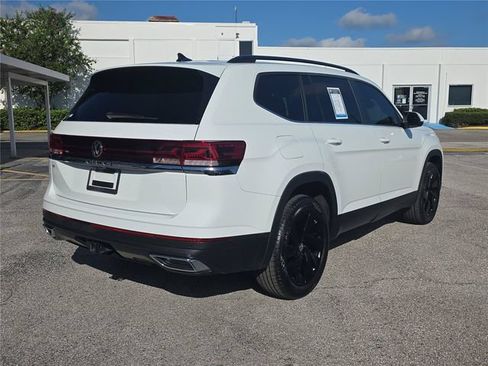 Used 2024 Volkswagen Atlas SE w/ Black Wheel Package FWD image 3