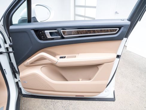 Used 2019 Porsche Cayenne E-Hybrid AWD/4WD image 24