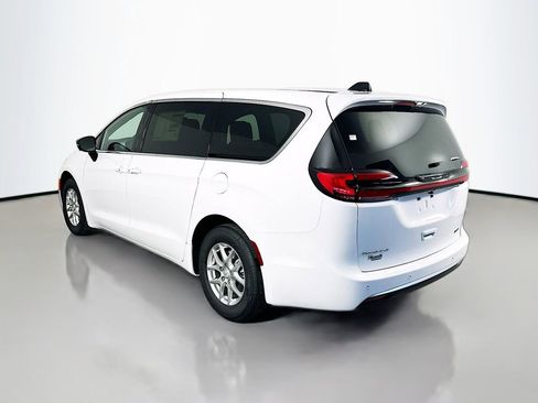 New 2027 Chrysler Pacifica Select FWD image 5